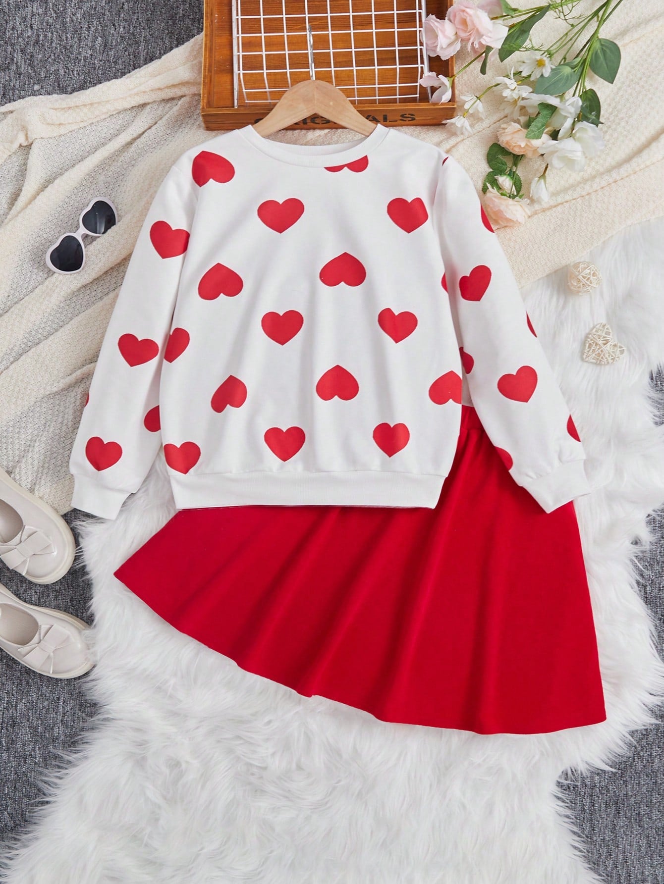 SHEIN Tween Girl 2pcs/Set Knitted Heart Pattern Sweatshirt And Solid Color Skirt, Spring/Fall