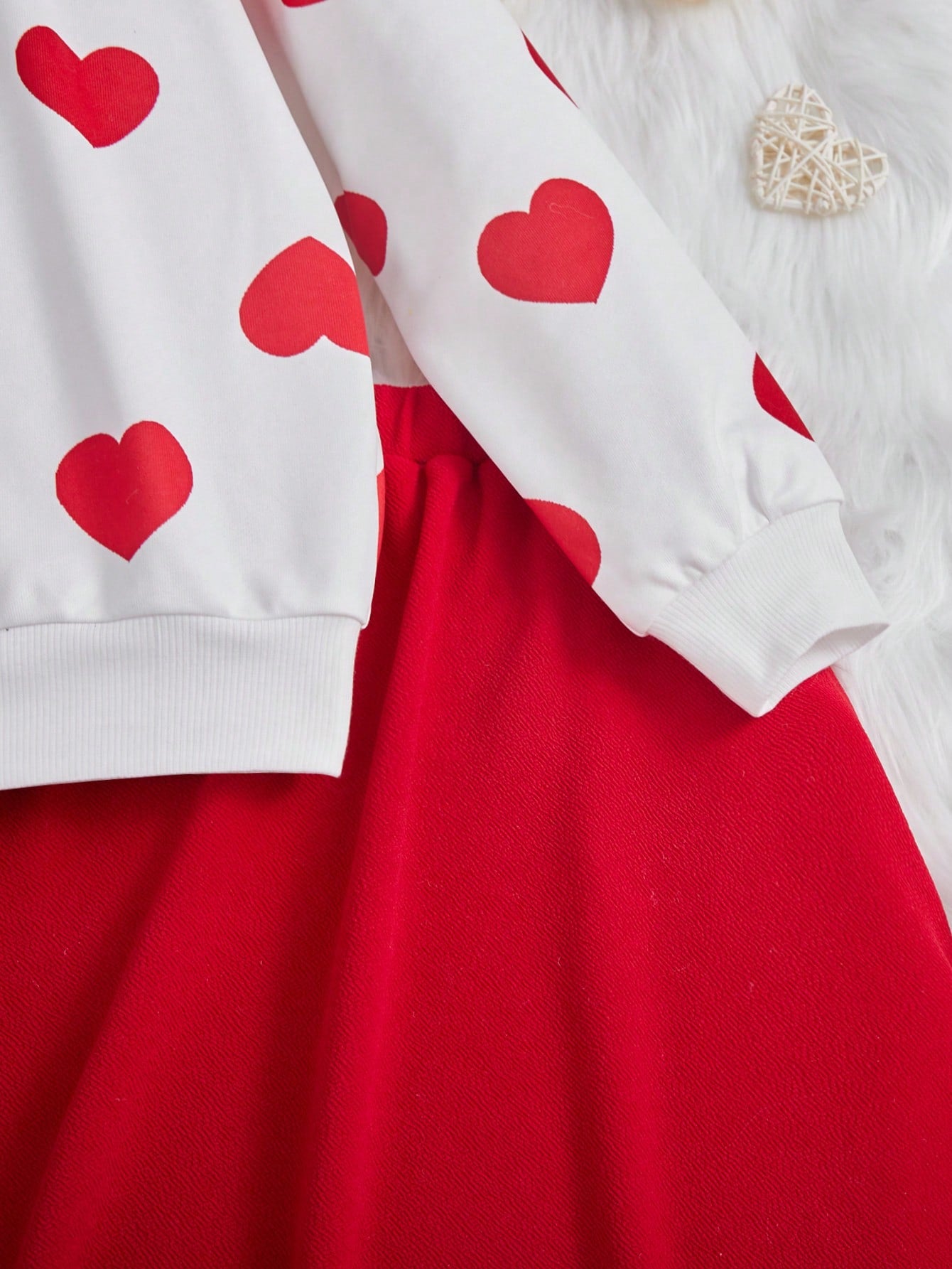 SHEIN Tween Girl 2pcs/Set Knitted Heart Pattern Sweatshirt And Solid Color Skirt, Spring/Fall