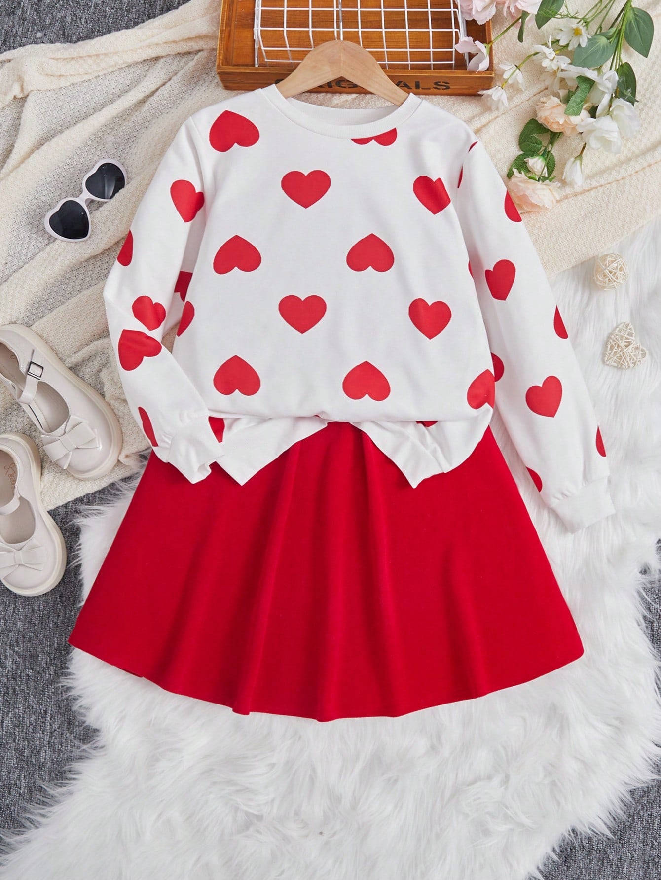 SHEIN Tween Girl 2pcs/Set Knitted Heart Pattern Sweatshirt And Solid Color Skirt, Spring/Fall